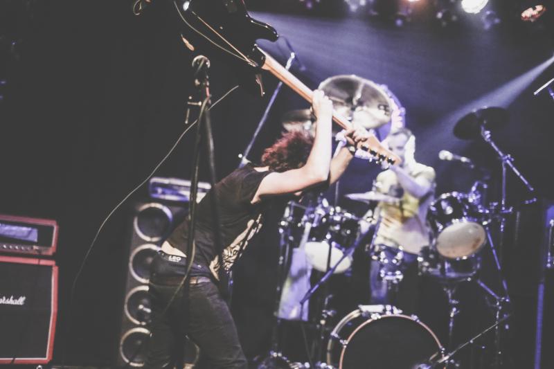 The Sherlock Holmes Punkrock Connection: José Holmes destroying his Bass